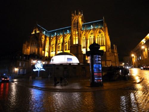 Cathédrale de nuit après la pluie