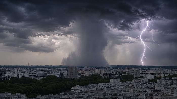 Orages caniculaires : la menace de gros grêlons et de puissantes rafales descendantes s'étend