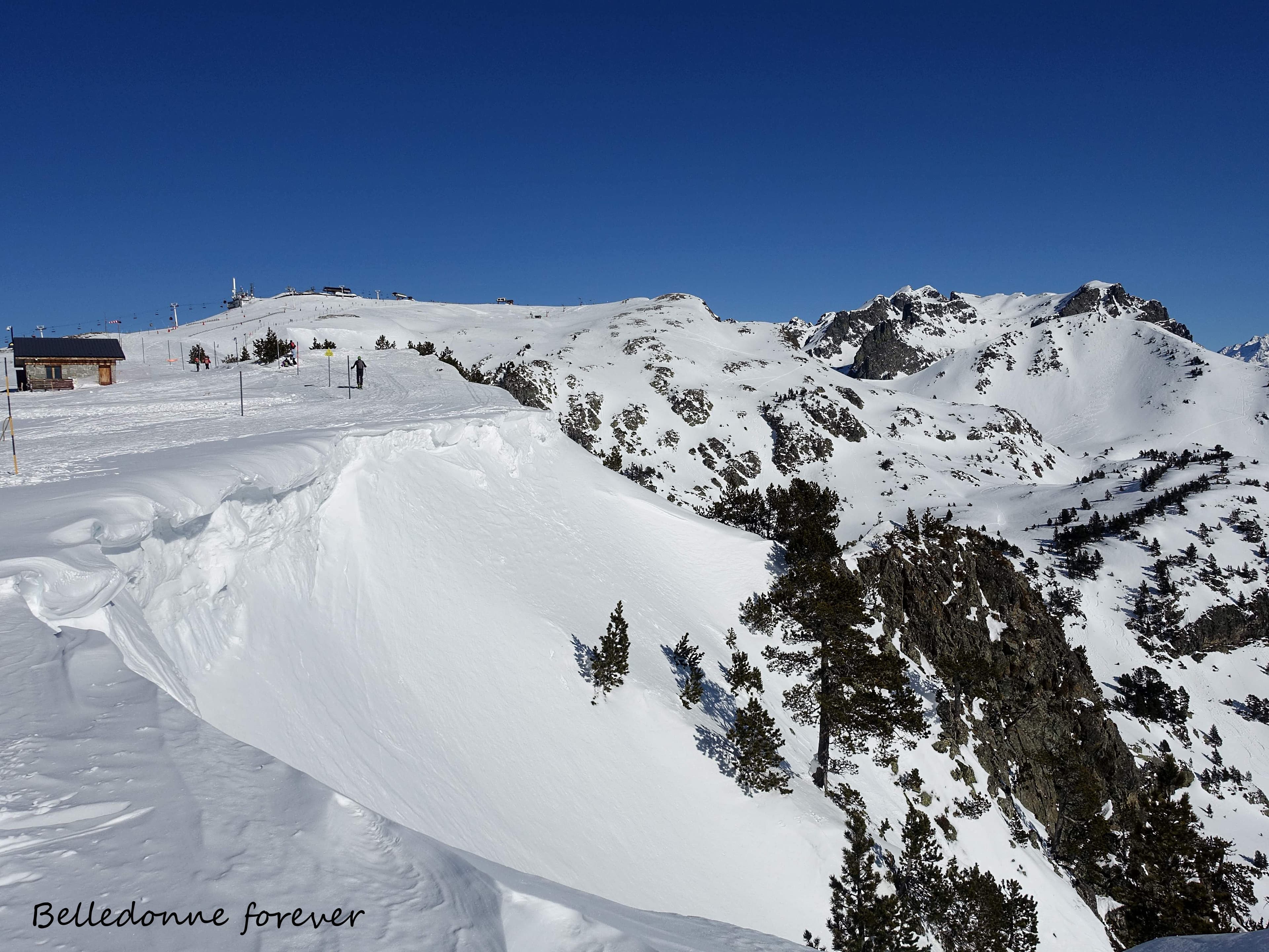 Les corniches sont là suite aux vents d'ouest A.P.