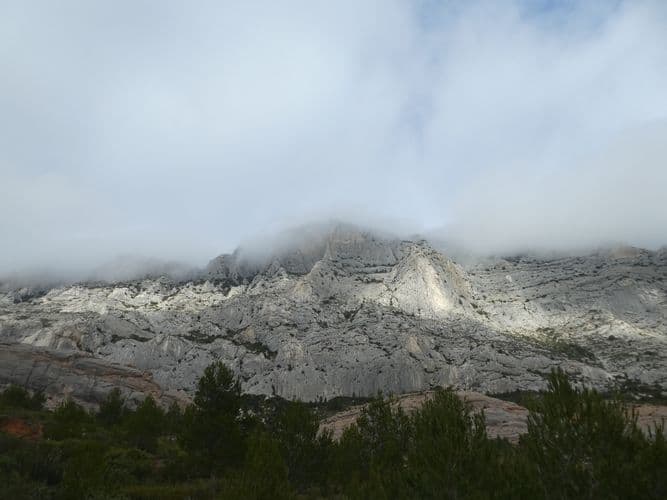 ste victoire sud sous la brume
