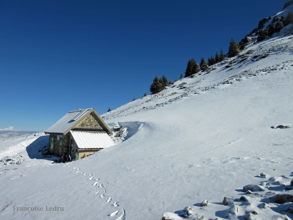 Ciel bleu et neige fraîche