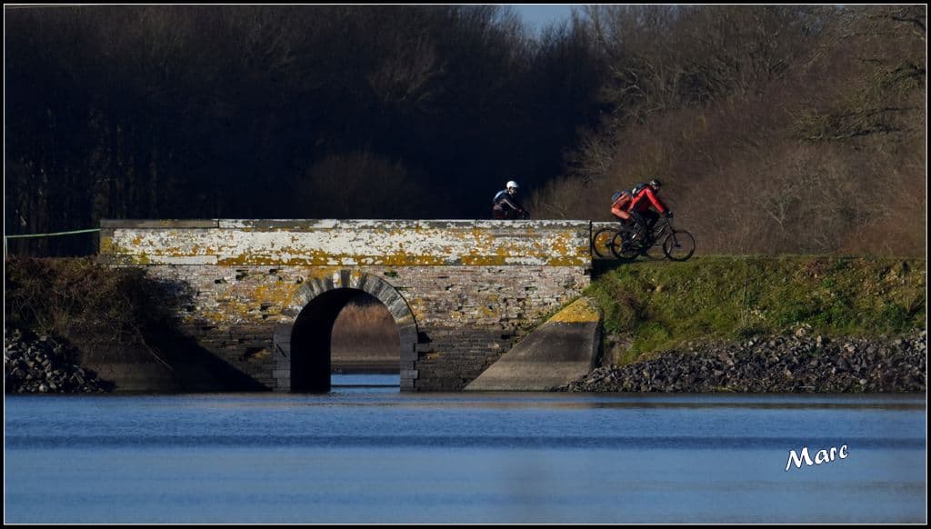 Les cyclos passent le sympathique pont