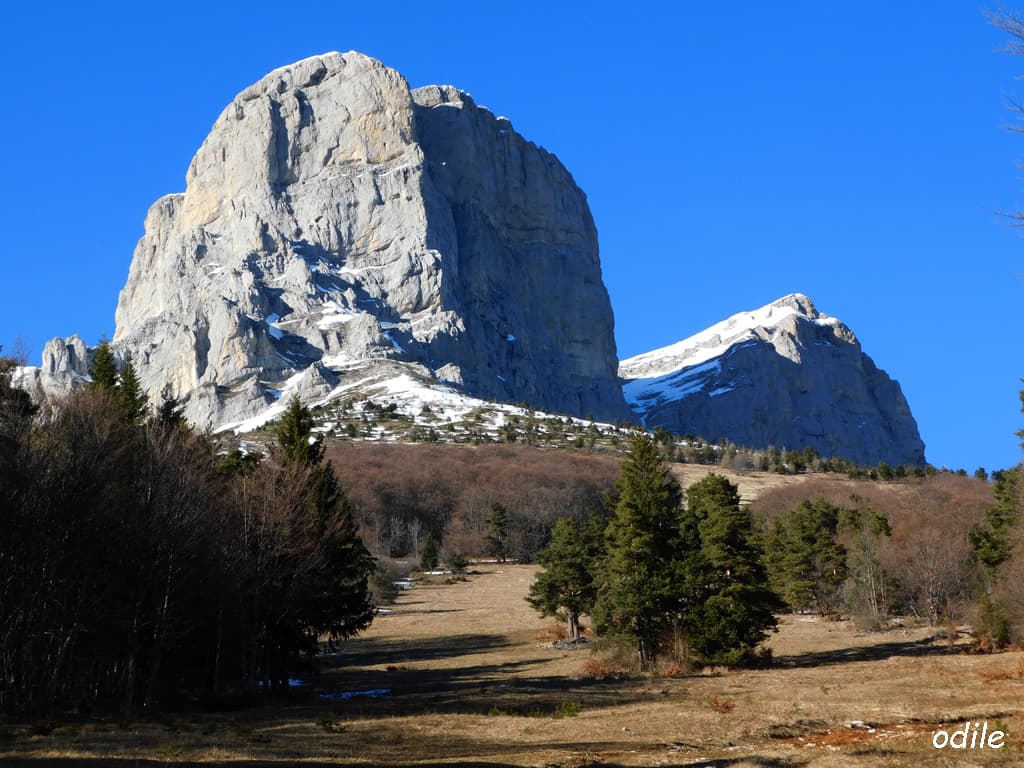 Ciel bleu sur les rochers des 2 soeurs