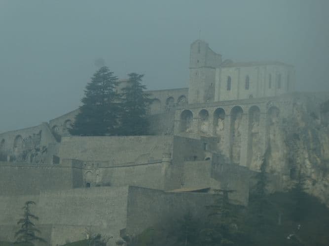 forteresse de Sisteron dans la brume