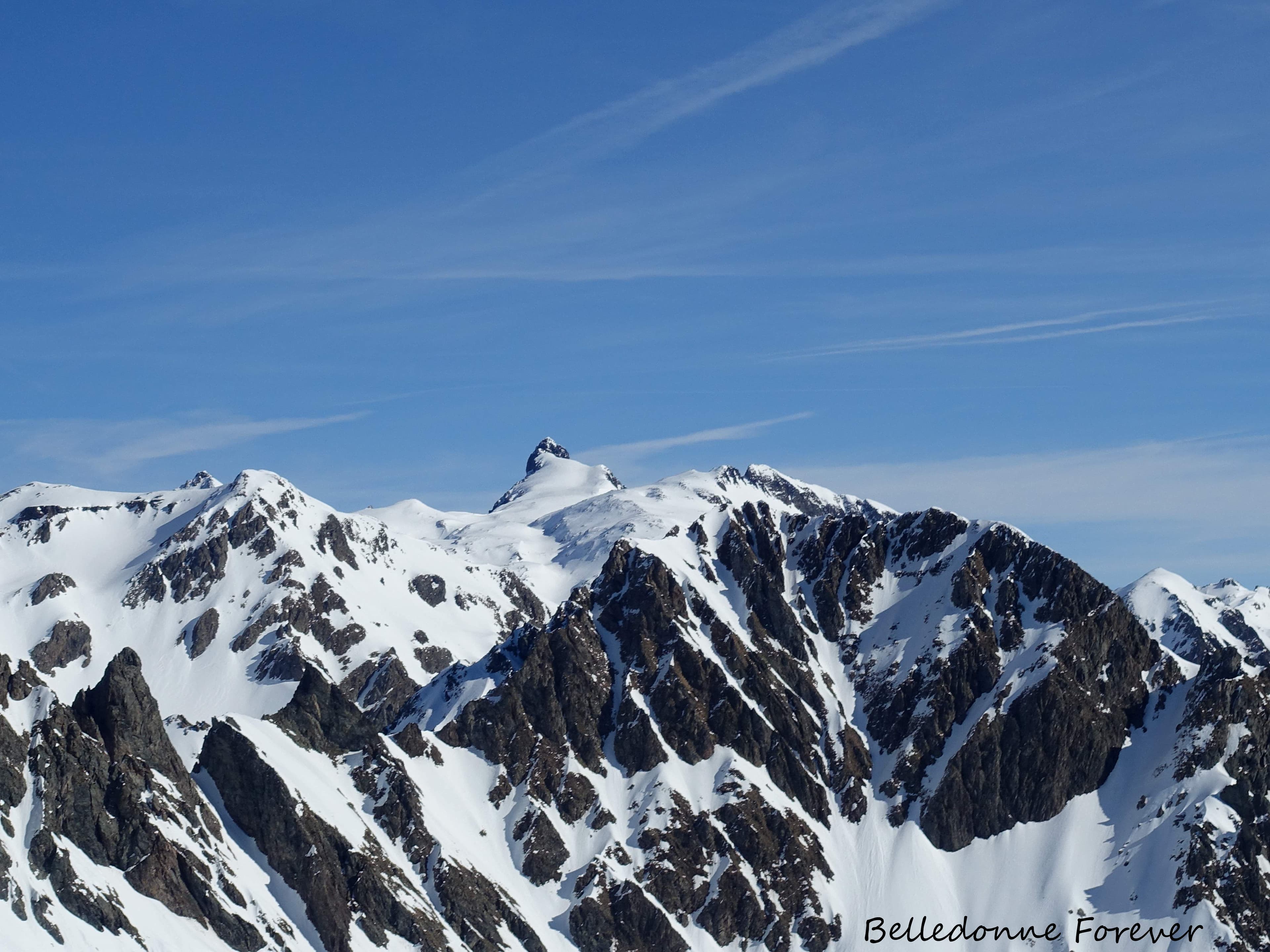 Au fond la croix de Belledonne 2926m A.P.
