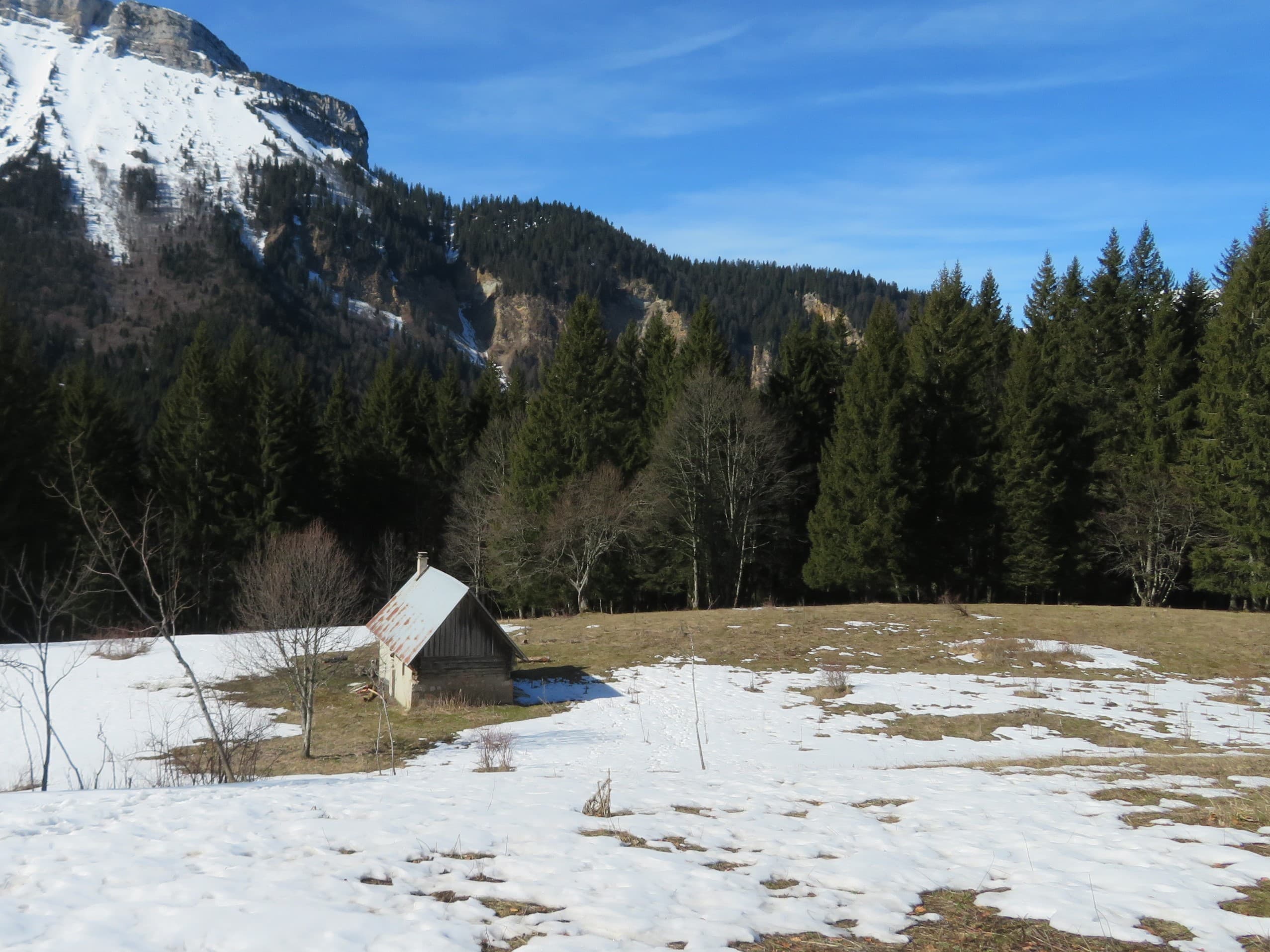 Cabane du Pleynon sous un ciel bleu