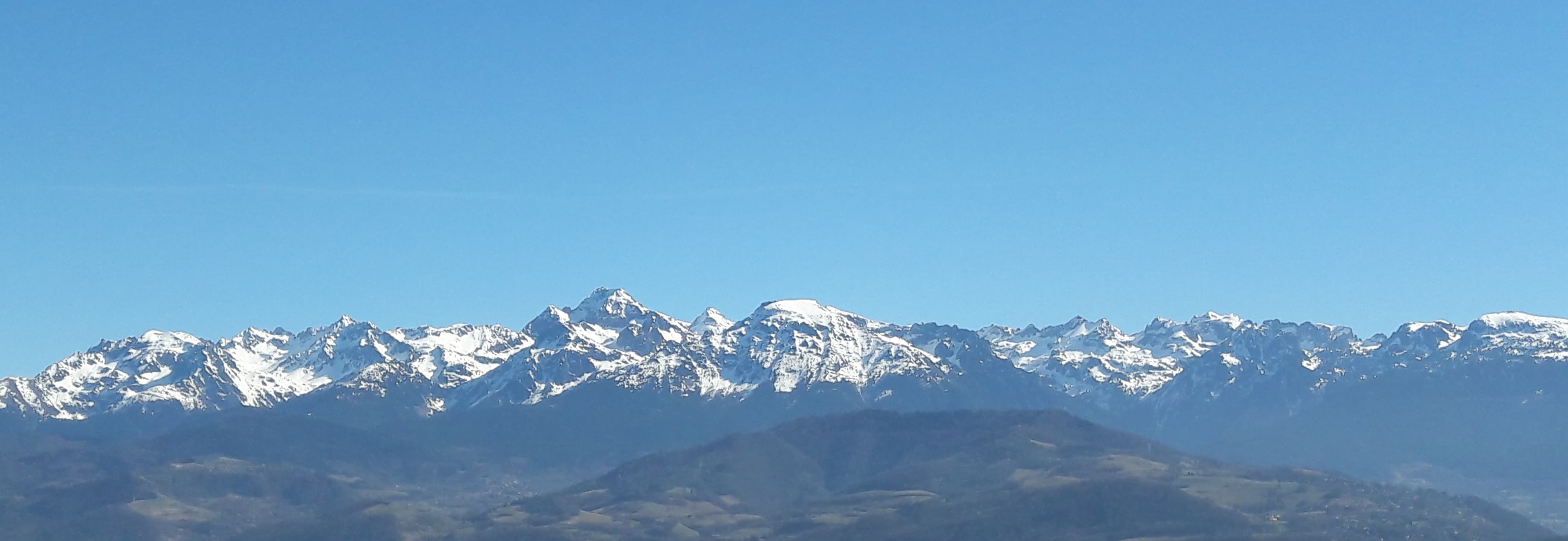 Chaîne de Belledonne sur fond d'azur