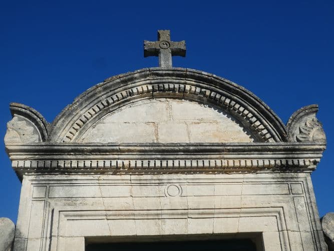Porte de Cucuron  sur fond d'azur