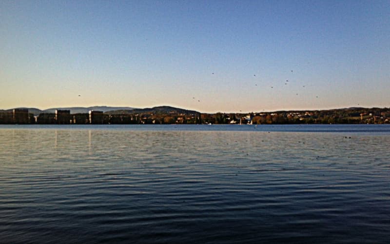 Grand ciel bleu sur le lac