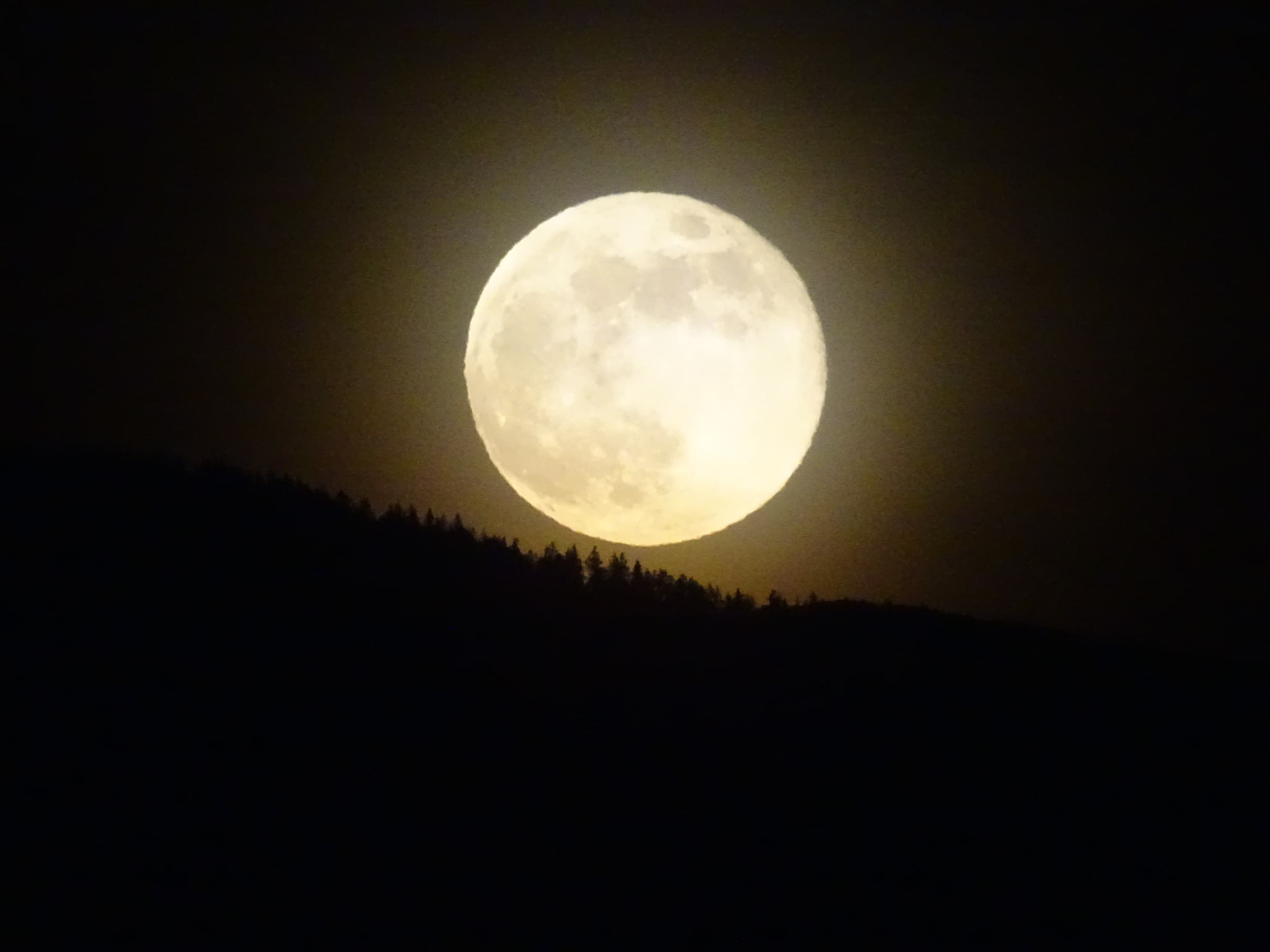 la lune roule sur la montagne