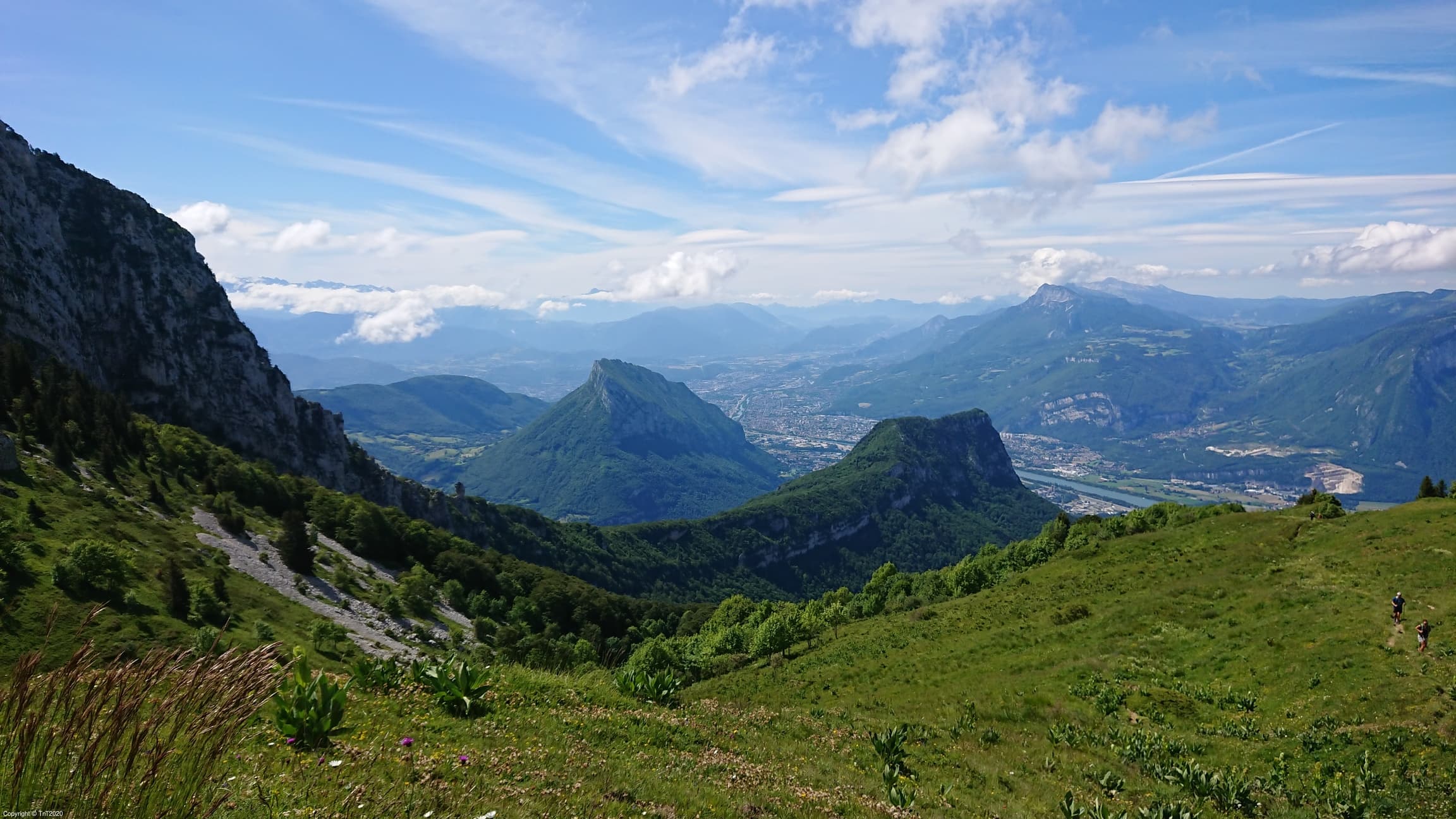 Quelques nuages sur des reliefs, mais beaucoup de soleil sur Chartreuse