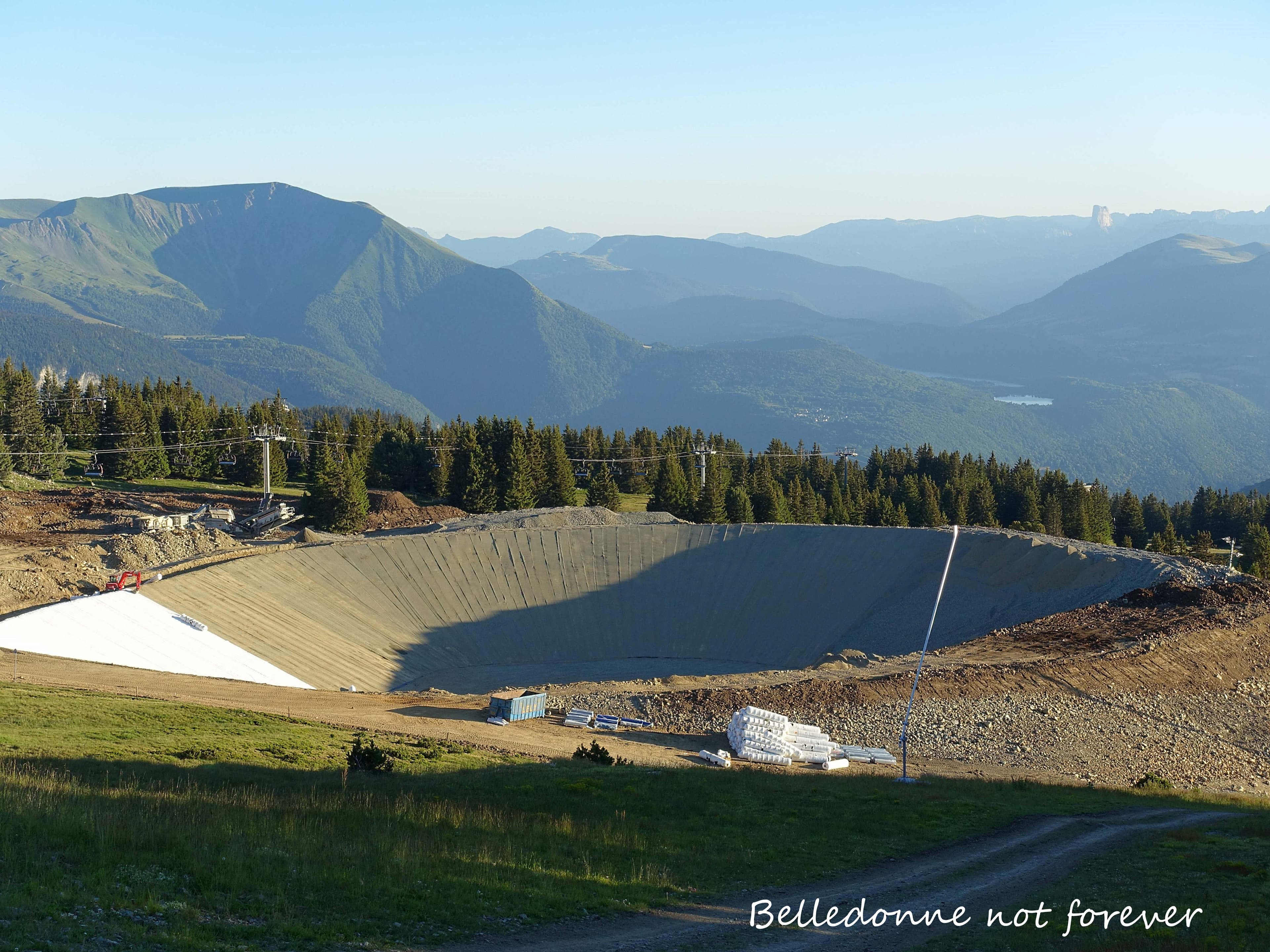 Non ce n'est pas une chute de météore. Lac pour la neige artificiel, le lac Achard est dépassé. on vit une époque formidable  A.P.