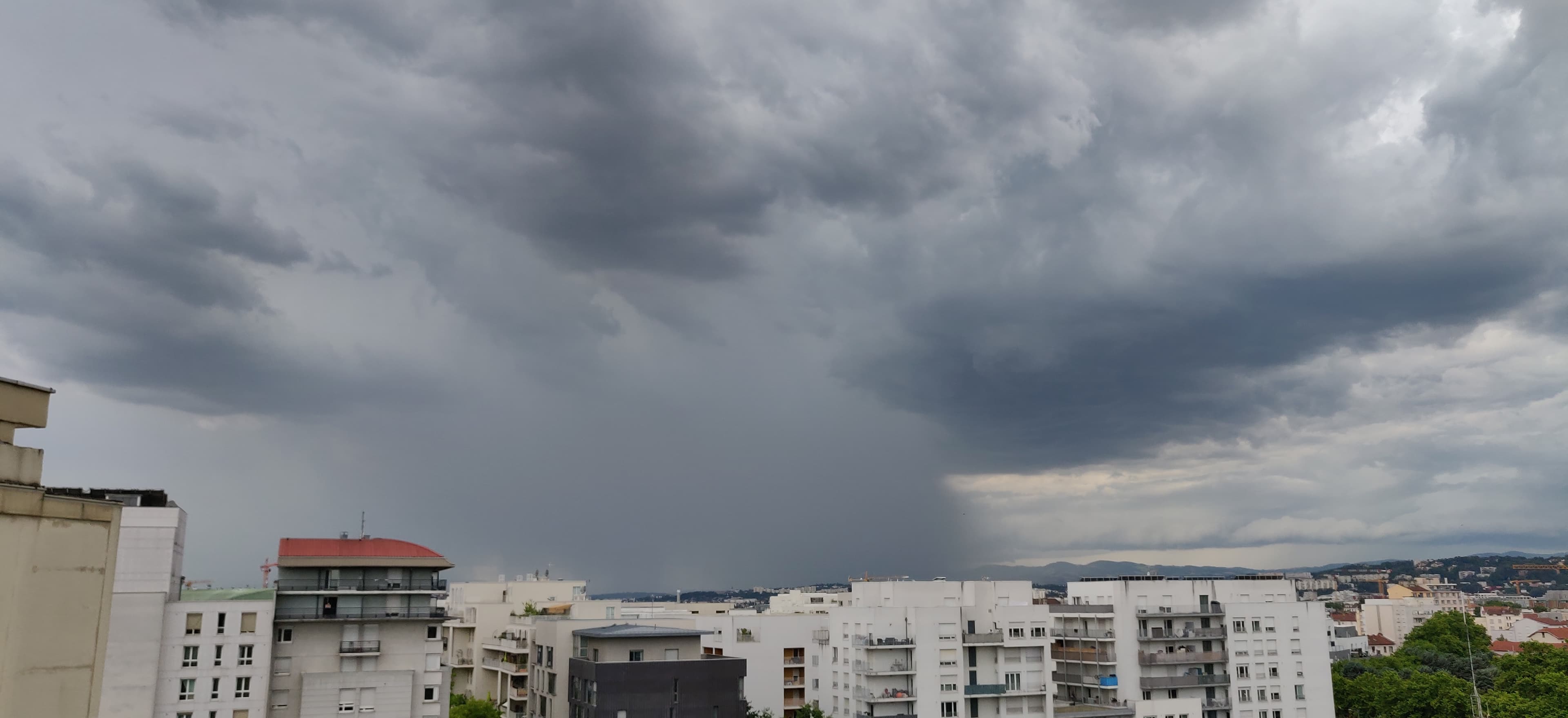 L'orage arrive sur les Monts du Lyonnais