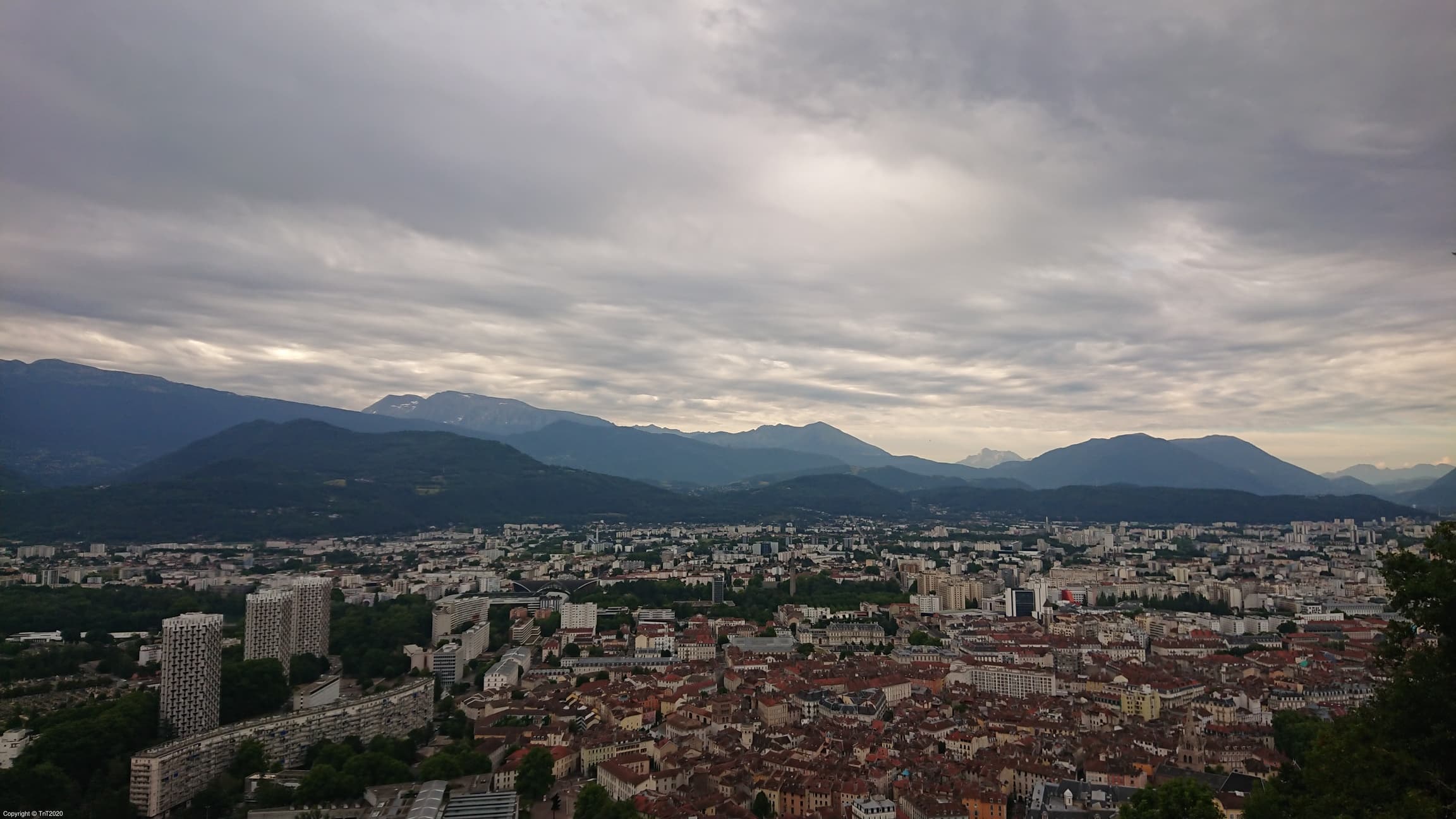 Grenoble sous les nuages le matin