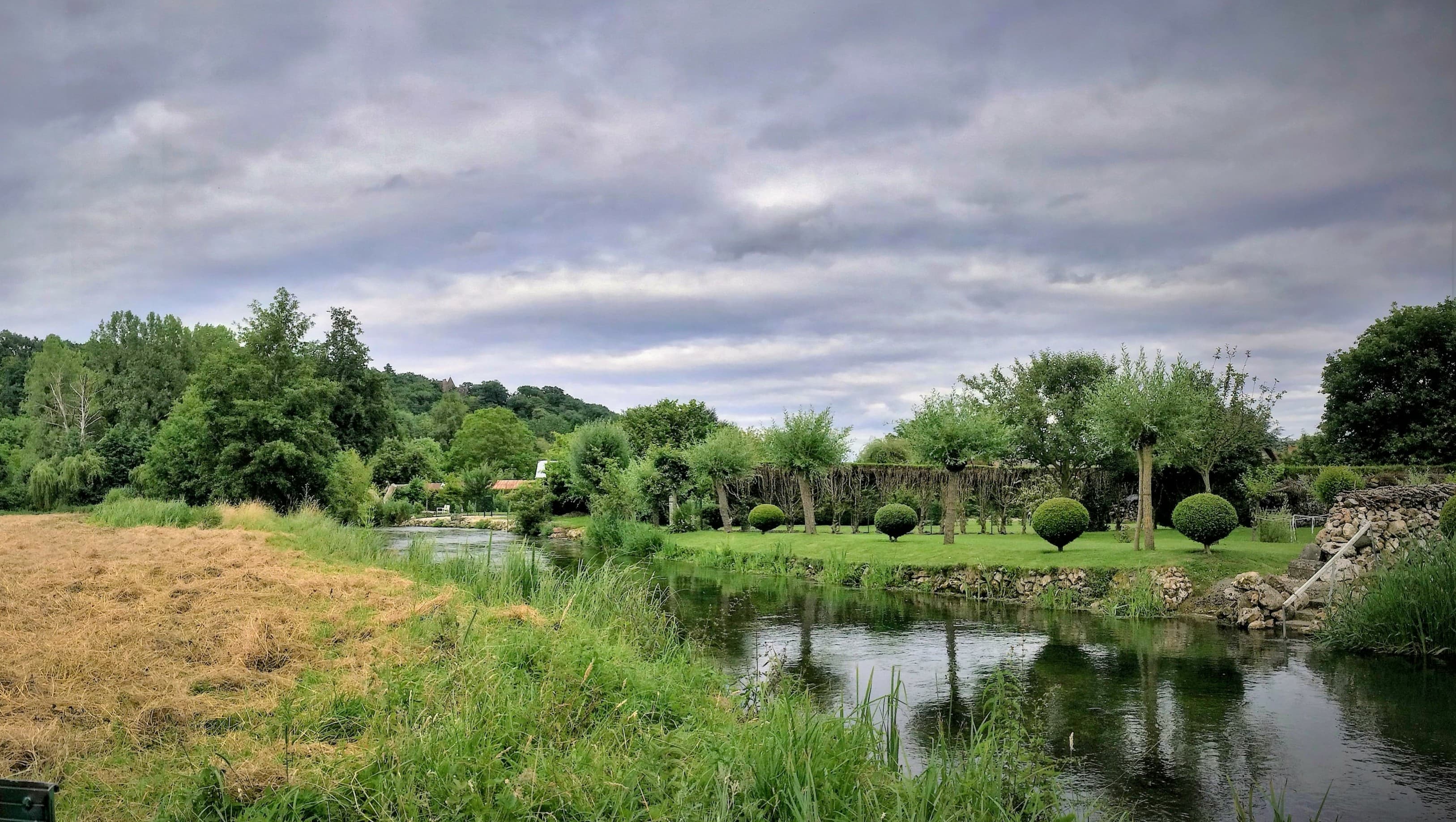 Elle serpente à travers champ