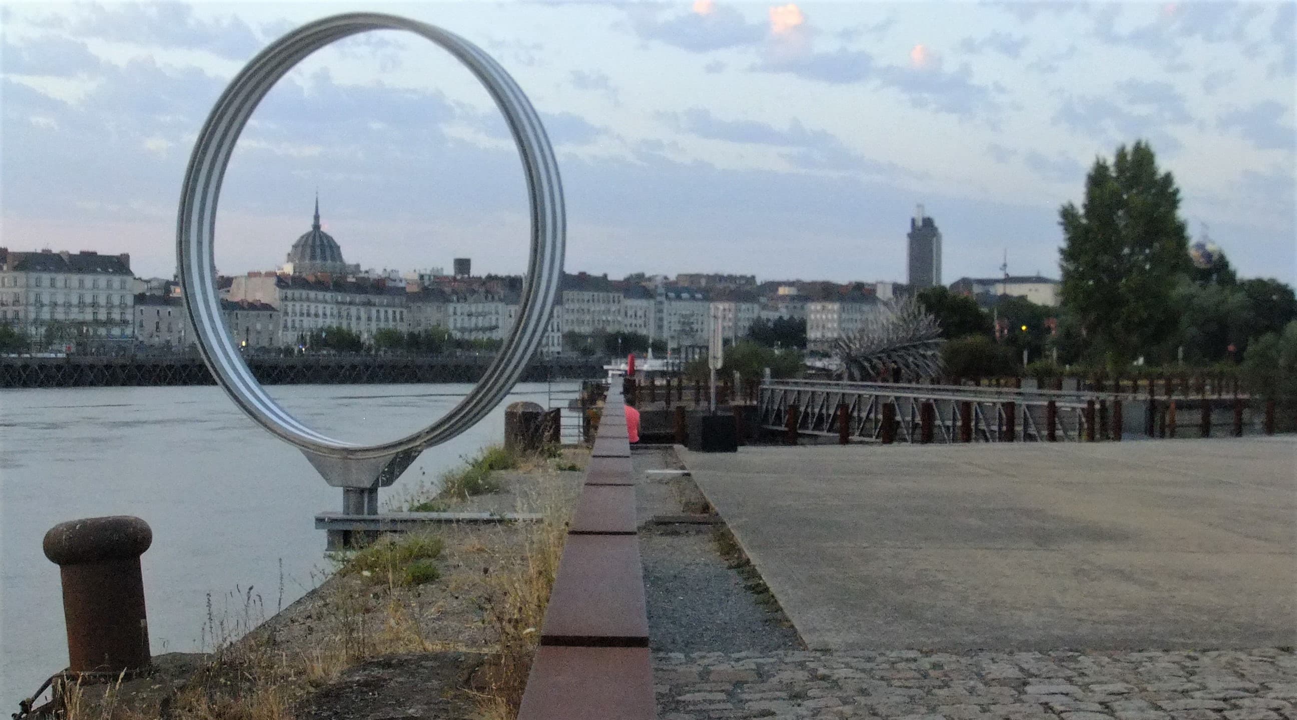 Quelques nuages en soirée, quai de la fosse