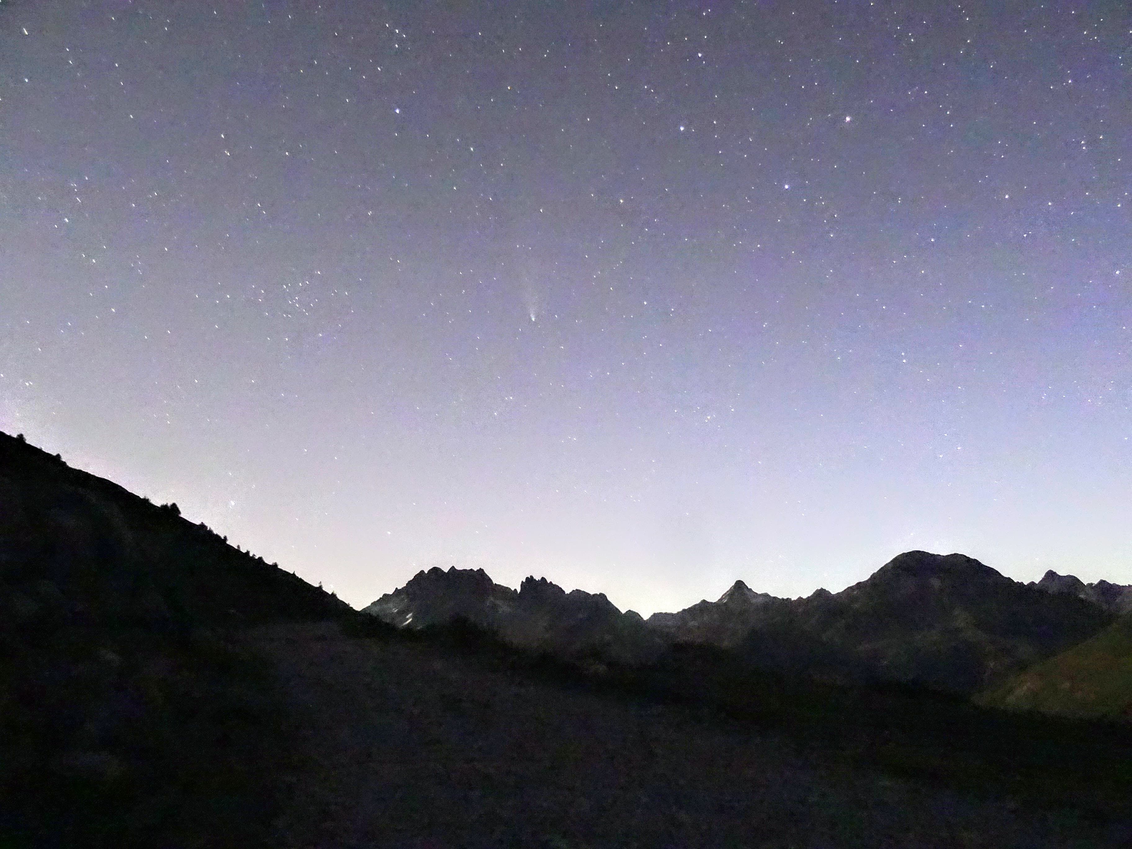 On distingue la comète Neowise au dessus des aiguilles de l'argentiere.