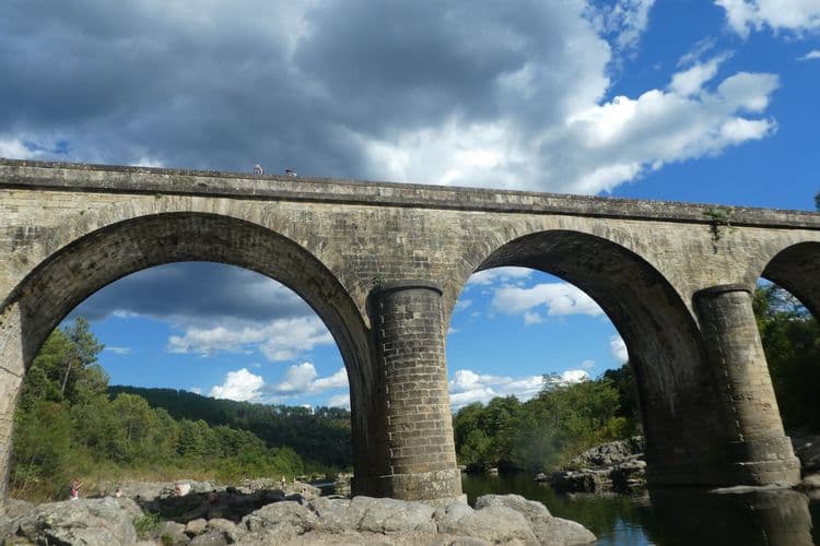 Pont de gravières sous les nuées