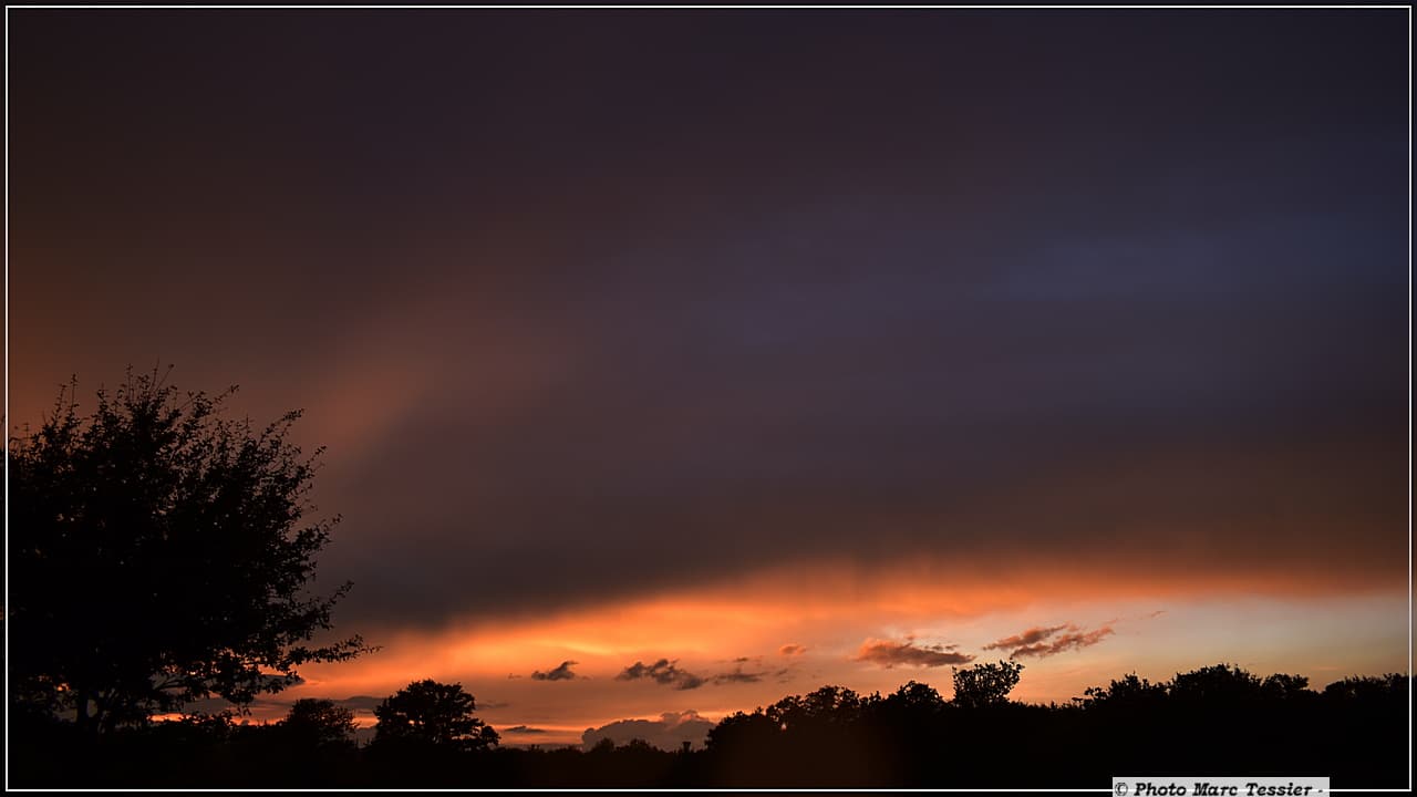 Un coucher de soleil irisé