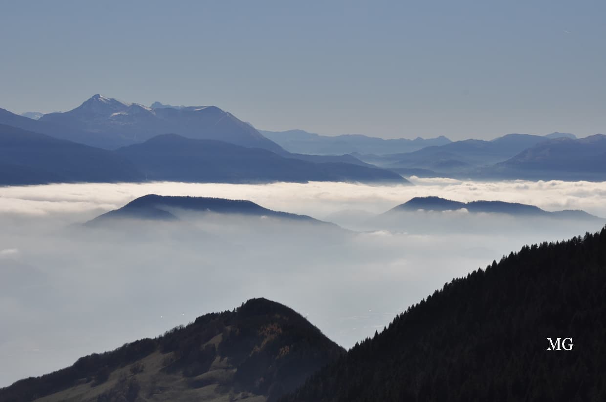 Ile rocheuse posées sur une mer de nuages !!!