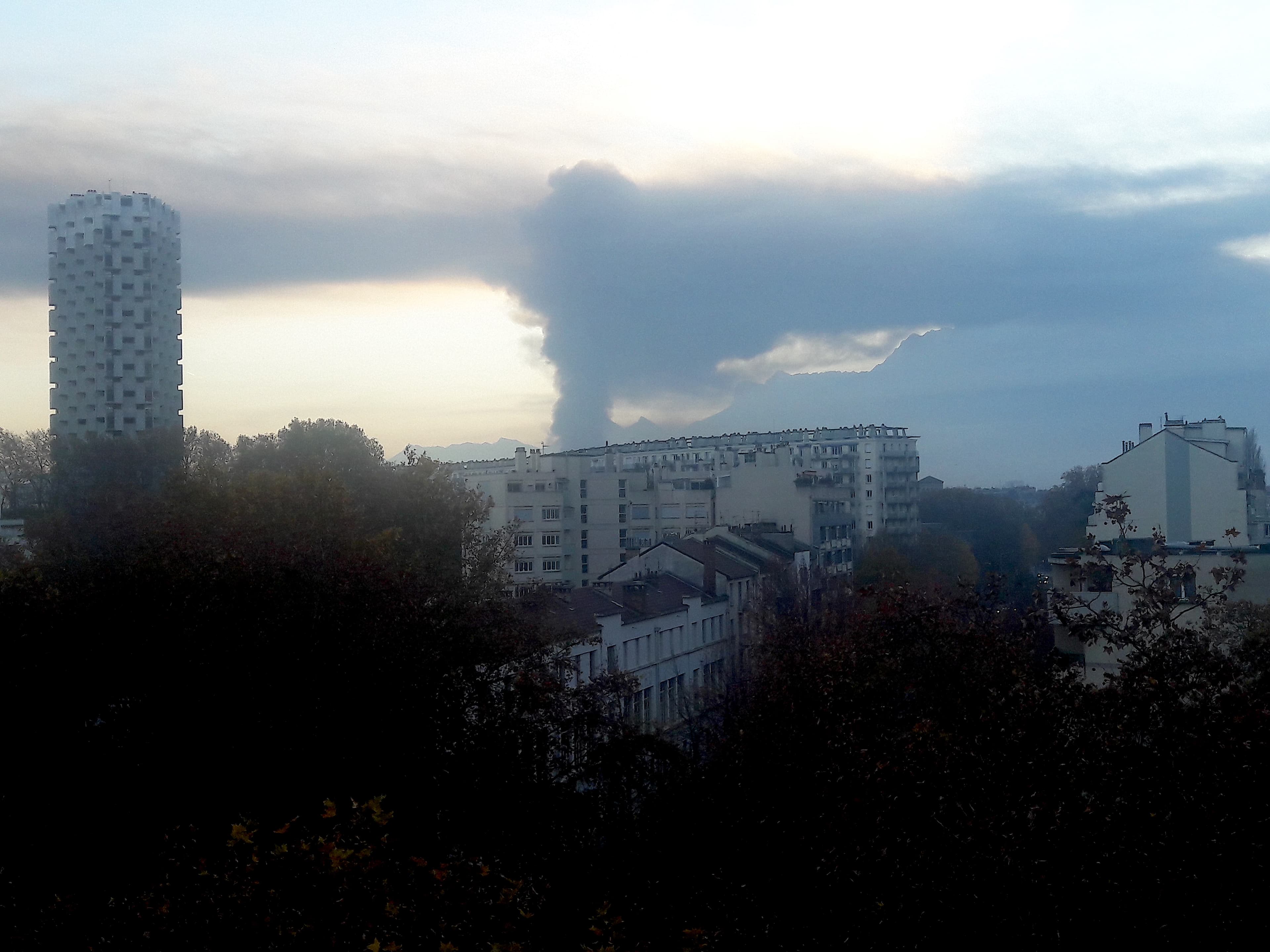 Ciel pollué de Grenoble vu de l'Ile Verte Incendie