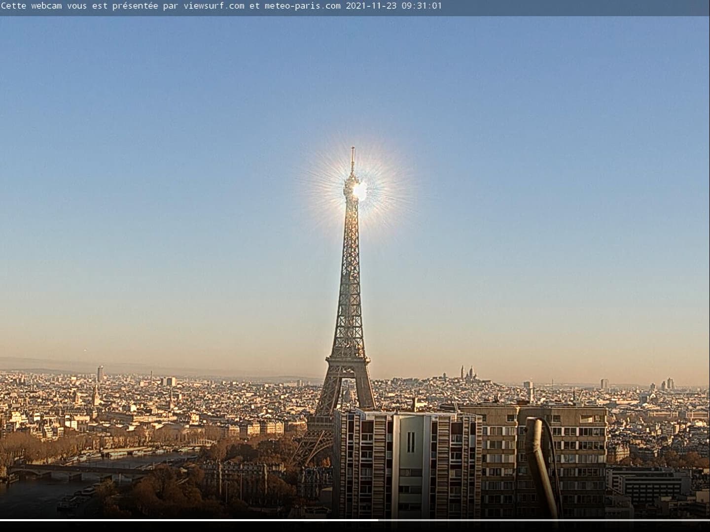 La Tour Eiffel brille fort
