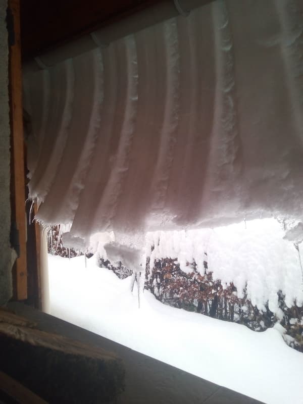 Froid, ça glisse sur le toit!