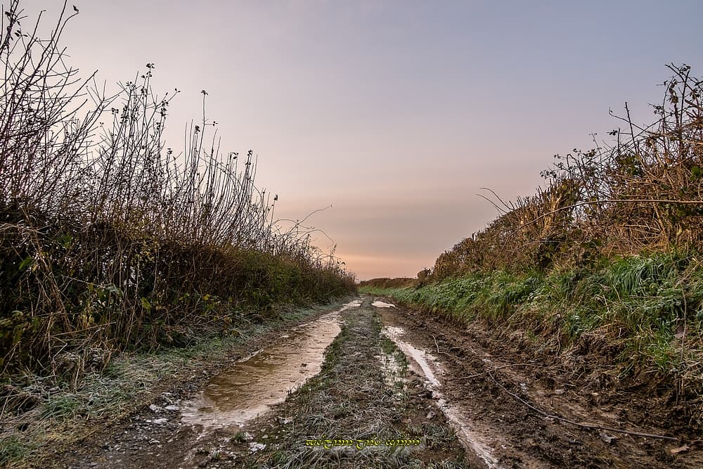 De la glace dans les chemins creux