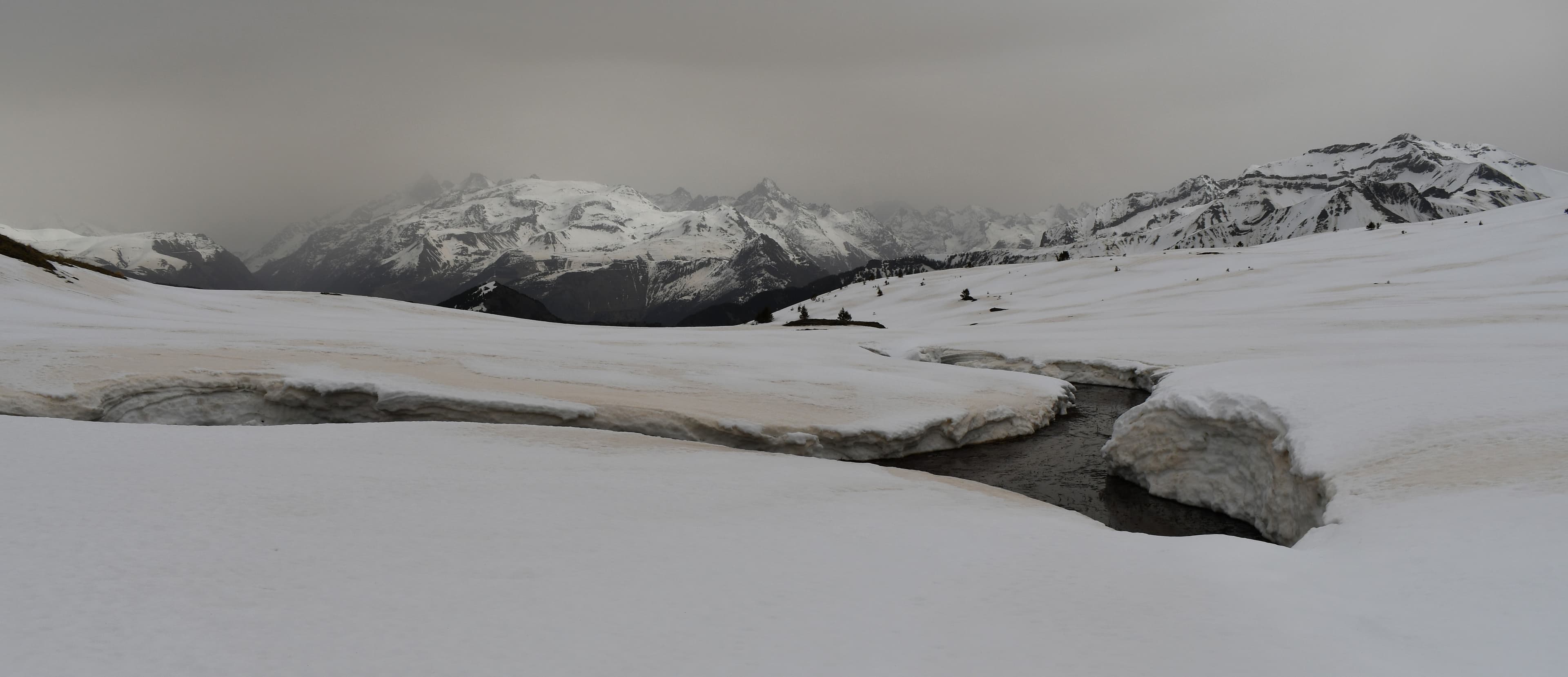 Jour blanc, neige molle et sable du Sahara