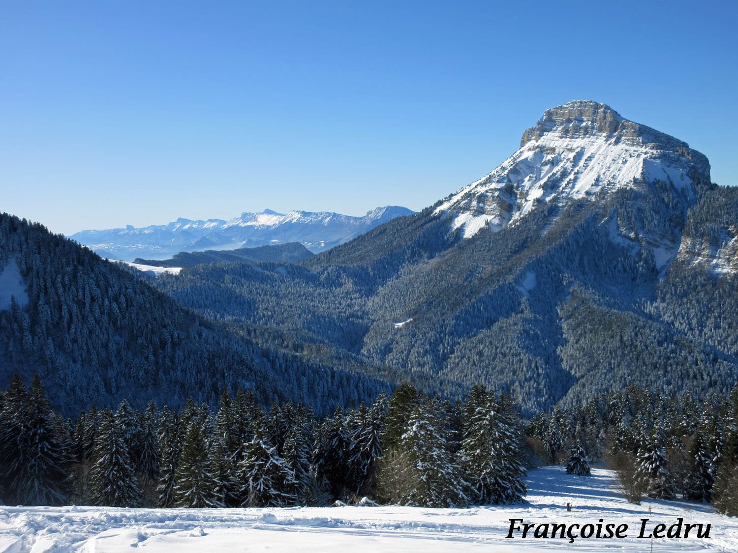 Soleil, ciel bleu et neige en montagne