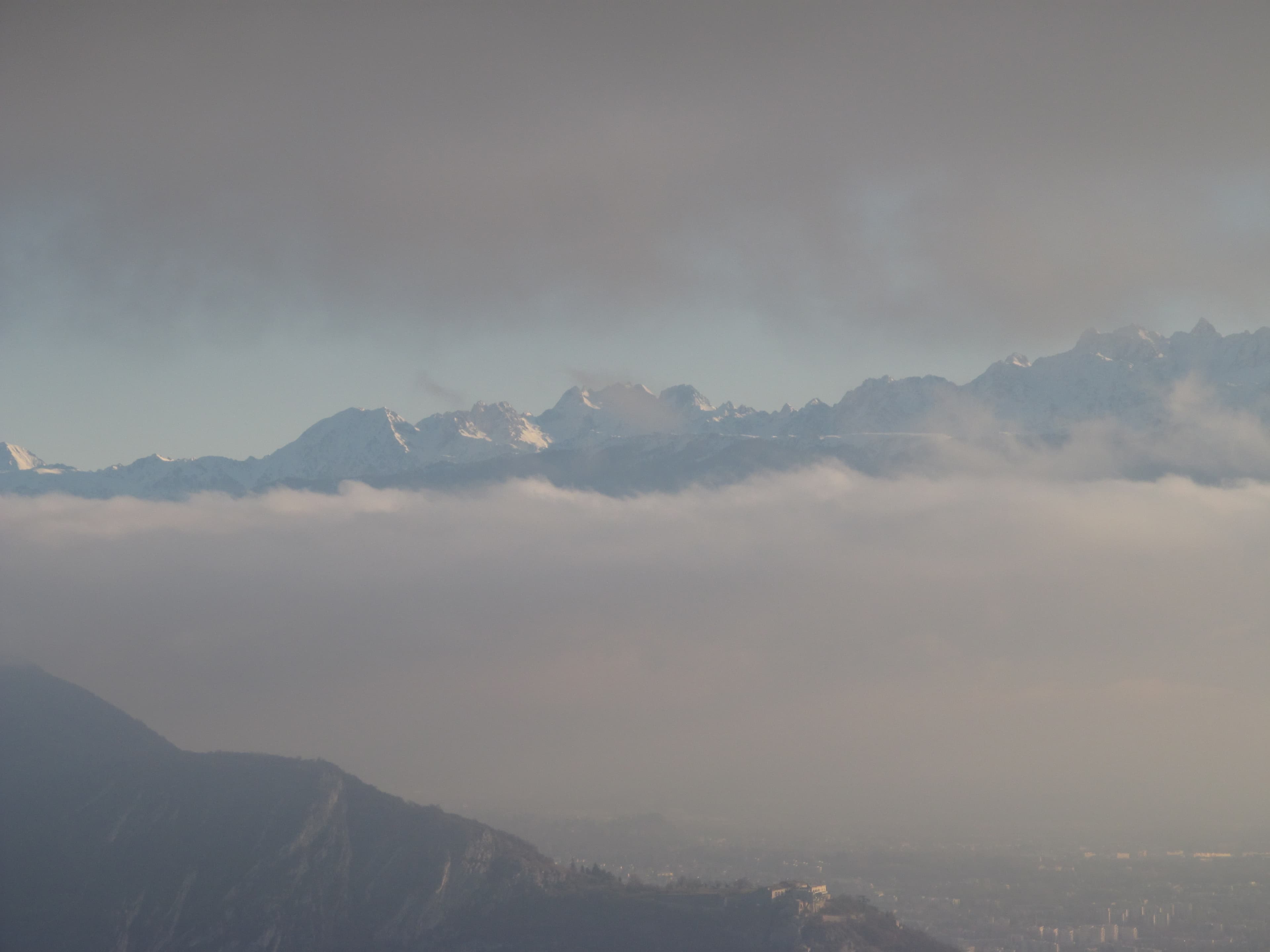 Brume et nuages matinaux