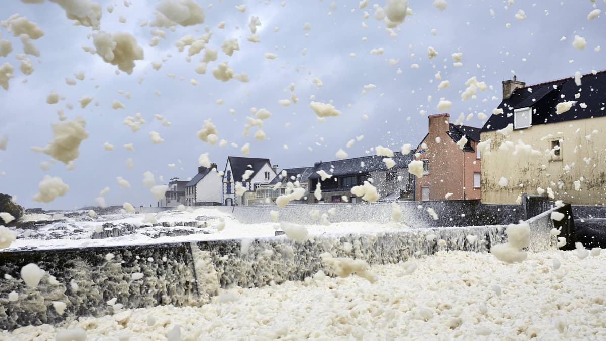 Image d'illustration pour Tempête et écume en Bretagne 
