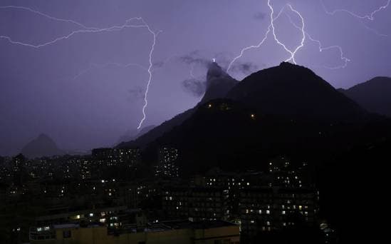 Image d'illustration pour La statue du Christ Rédempteur foudroyée à Rio de Janeiro