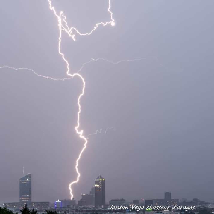 Image d'illustration pour De violents orages fin mai se prolongeant début juin