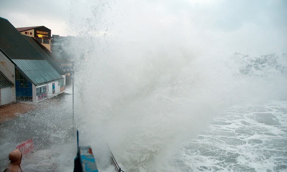 Image d'illustration pour Suivi de l'épisode de vagues, surcotes et submersions