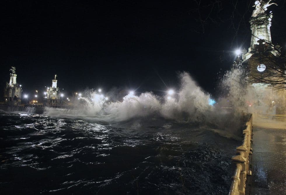 Image d'illustration pour Suivi de l'épisode de vagues, surcotes et submersions