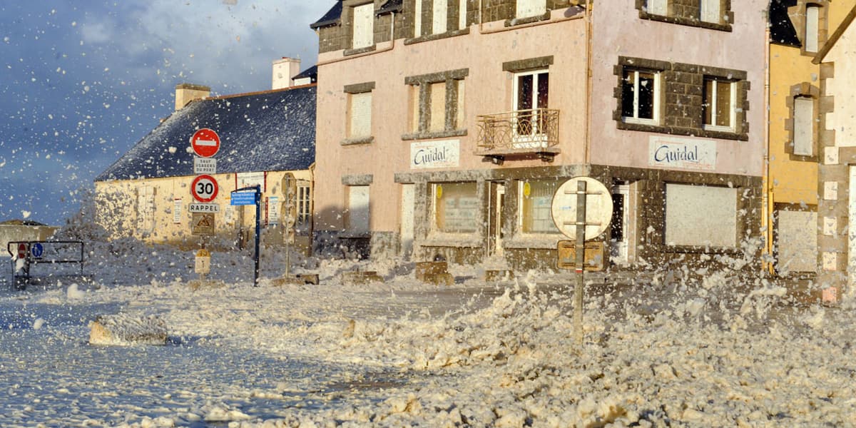 Image d'illustration pour Tempête et écume en Bretagne